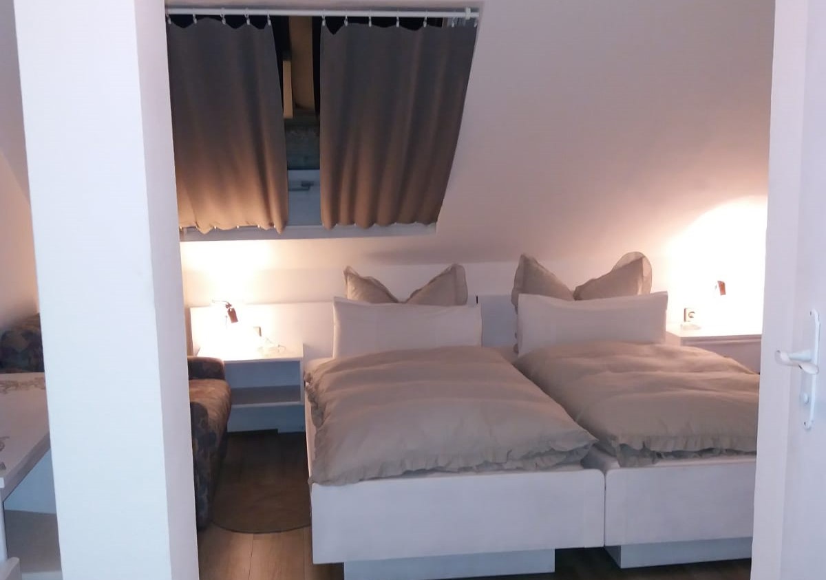 Blick in ein Schlafzimmer mit Doppelbett