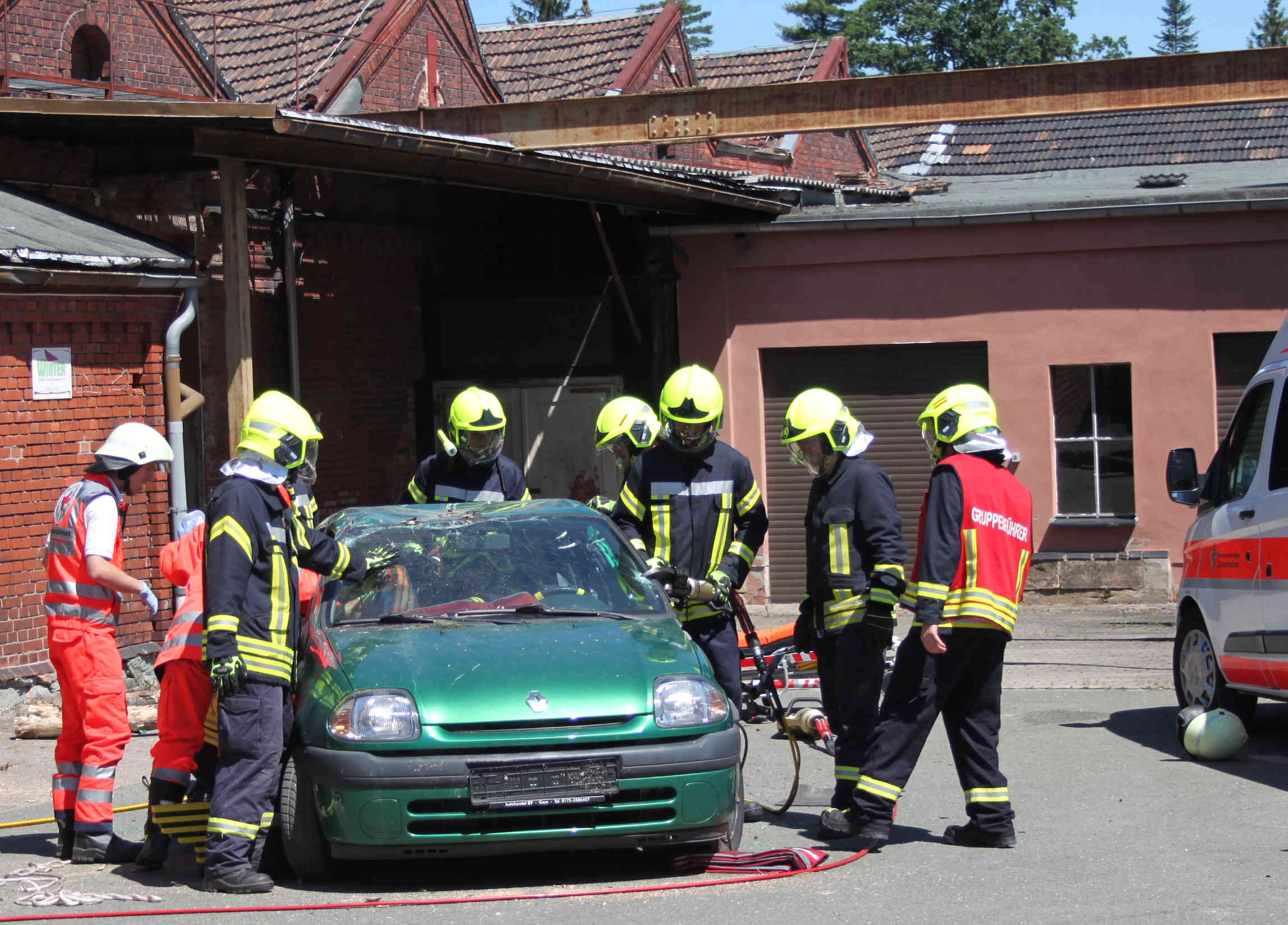 Die Feuerwehr Lichtentanne bei ihrer Übung zum Bergen und Retten.