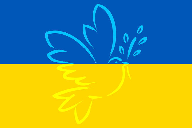 Die Fahne der Ukraine mit Friedenstaube.